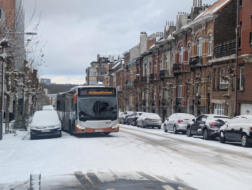 天気コード オレンジ: にわか雪がブリュッセルを去り、ドットは共有ステップを無効にします