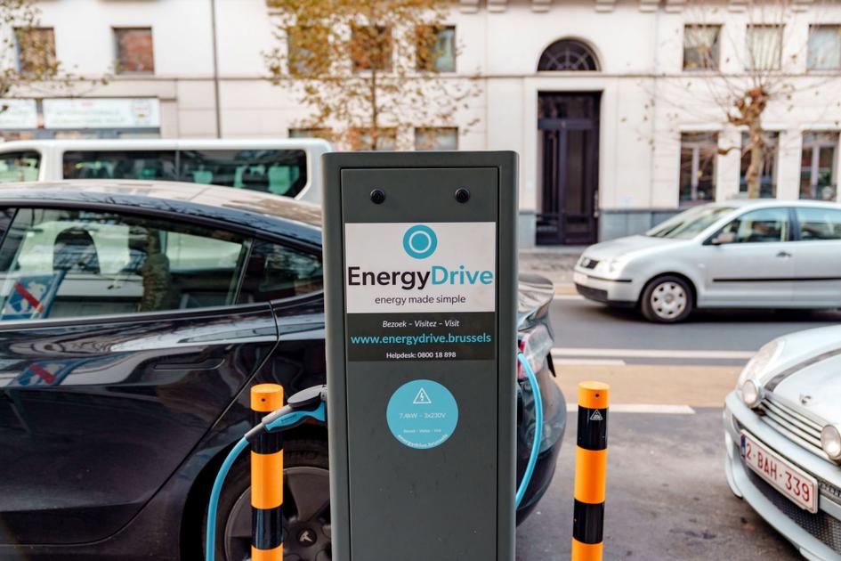 電気自動車が充電ステーションに長時間留まり続けるため、回転率が低下している