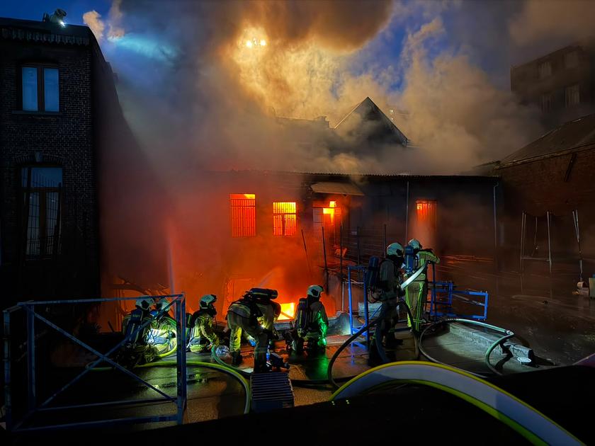 Zware brand in een loods in de Brabantwijk