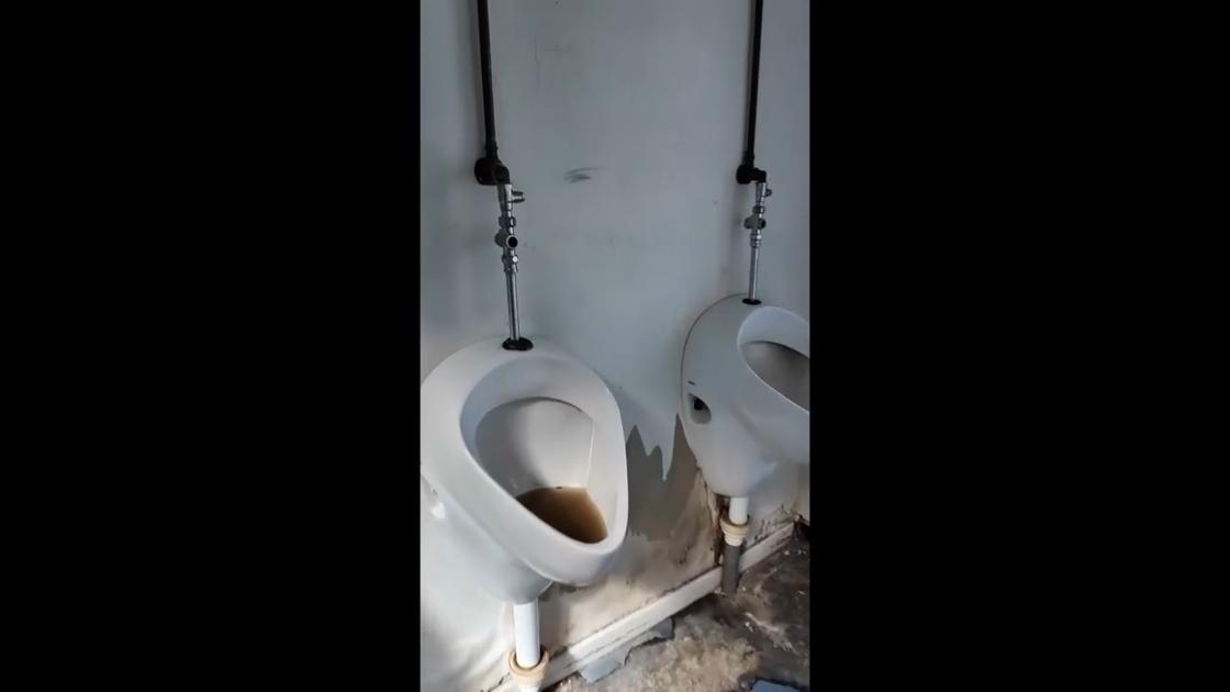 KIJK. Smerige wc's en versleten muren in gemeenteschool Sint-Joost