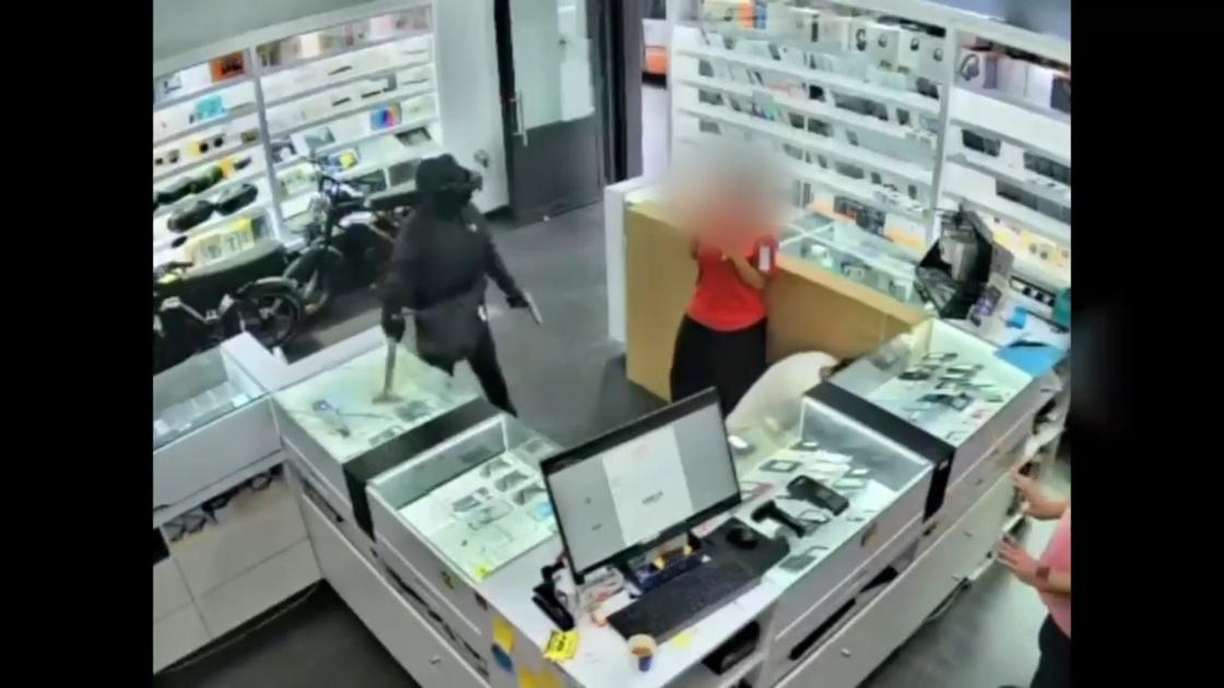 Camerabeelden tonen hoe telefoonwinkel in Sint-Joost op klaarlichte dag wordt beroofd
