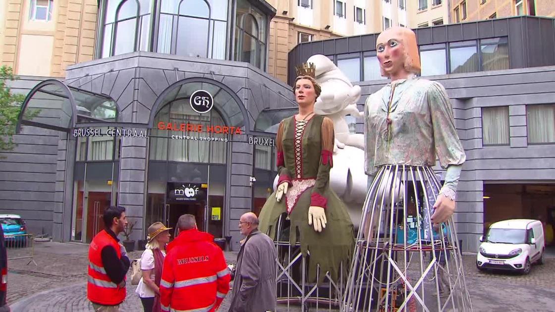 Gezien: de Reuzen van de Marollen rollen door de stad | BRUZZ