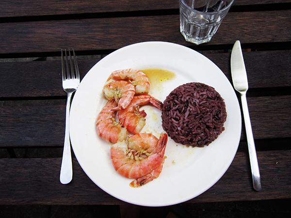 X-pert en keukenprinses Oumi: Scampi met paarse rijst | BRUZZ