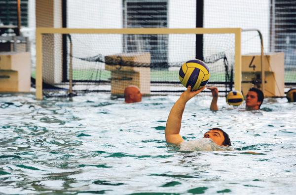 Waternimfen van Swimming Club Calypso geven er de brui aan | BRUZZ
