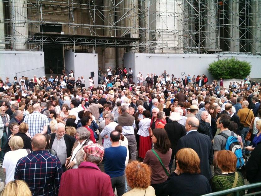 Ruim 500 mensen brengen hulde aan slachtoffers schietpartij | BRUZZ
