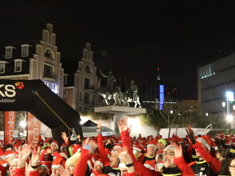 Manneken Pis Ziet 3.000 Brusselaars Kerstkilo's Eraf Lopen | BRUZZ