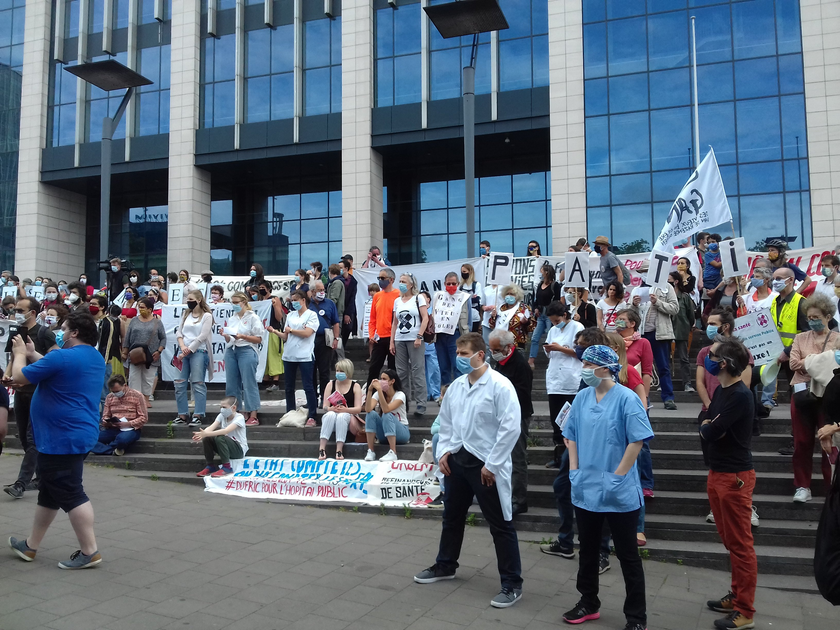 Zorgpersoneel betoogt met de rug naar kabinet De Block | BRUZZ