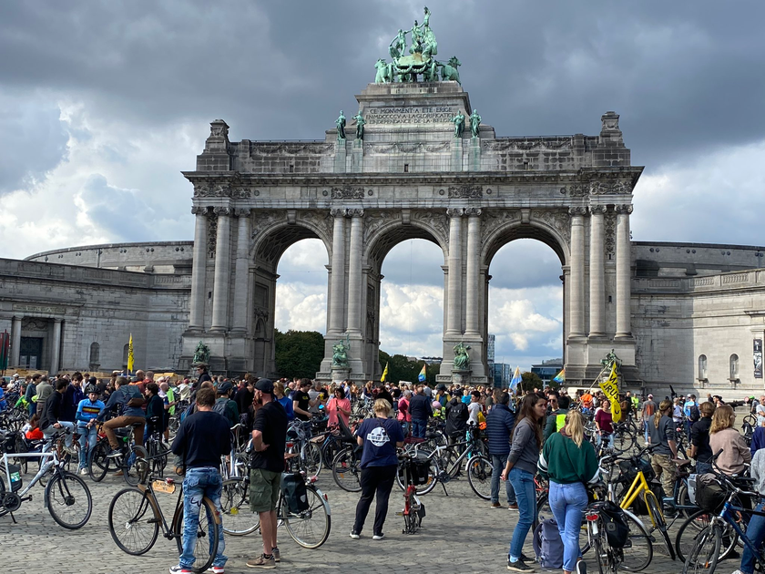 Critical Mass viert dertigste verjaardag in Brusselse straten | BRUZZ