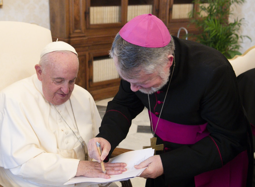 Kunstwerk Met Handafdruk Van Paus Franciscus Voor Metrostation Toots ...